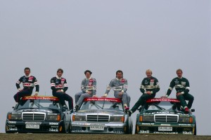 Roland Asch (left) and his teammates Bernd Schneider, Ellen Lohr, Klaus Ludwig, Kurt Thiim and Jörg van Ommen with a Mercedes-Benz 190 E 2.5-16 Evolution II (W 201) in the DTM-season 1993.