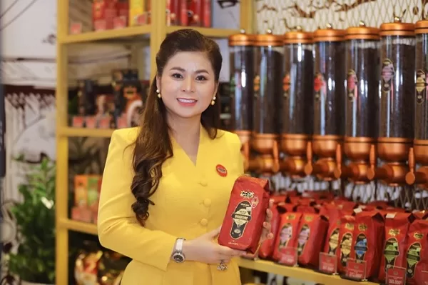 CEO Le Hoang Diep Thao Showcasing Various Coffee Beans From Around The World