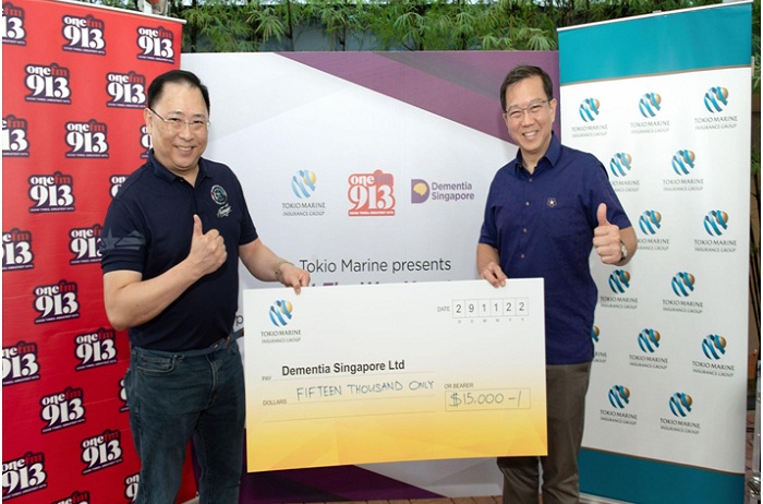 Christopher Teo, Chief Executive Officer, Tokio Marine Life Insurance Singapore (TMLS), presenting a donation cheque of $15,000 to Jason Foo, Chief Executive Officer, Dementia Singapore, at the “Just the Way You Are” Appreciation Dinner.
