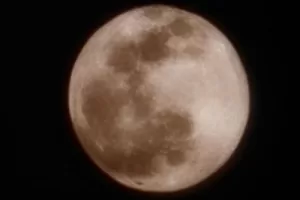 High-Quality Moon Images Produced by Samsung Galaxy Camera Using AI Technology