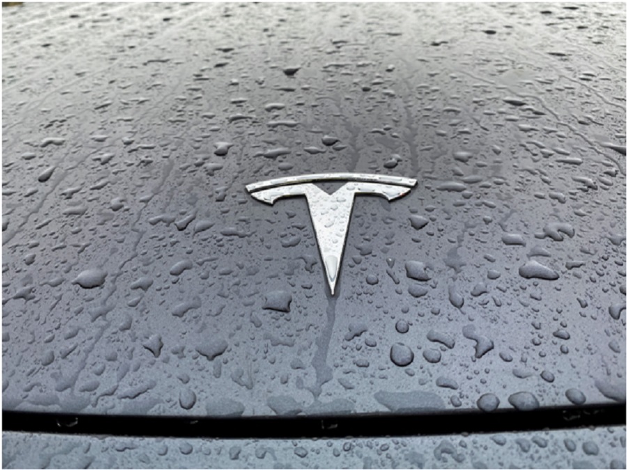 Tesla Advocates for Stricter Fuel Efficiency Standards, Dividing the Auto Industry