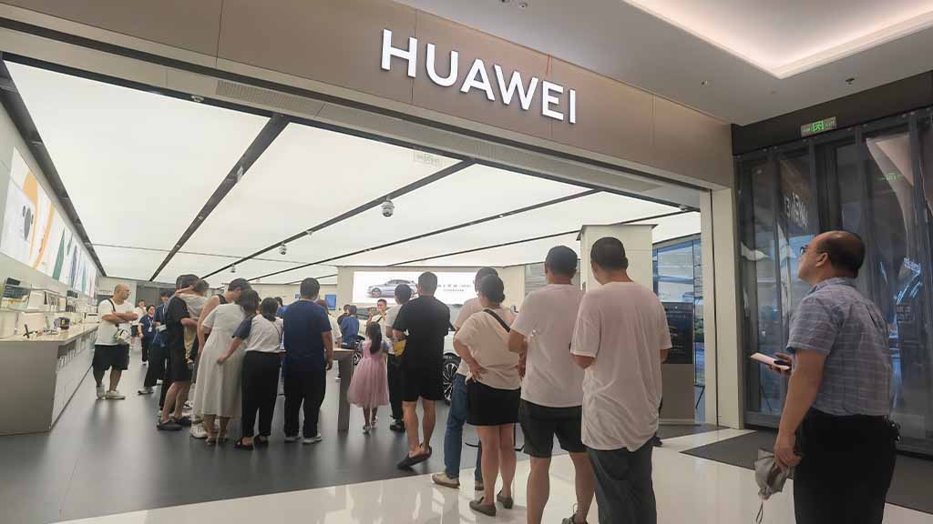 Huawei's Mate 60 Pro Sales Surge Despite Smartphone Slowdown