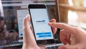 LinkedIn Faces Lawsuit Over Alleged Sharing of Private Messages for AI Training