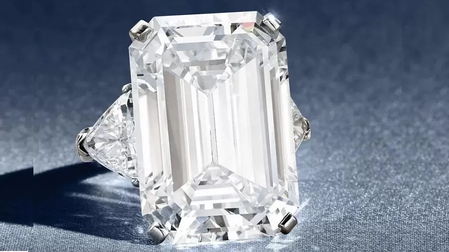 Graff Diamond Set to Shine at Sotheby’s: 35-Carat Ring Expected to Fetch £2.4 Million 61 Graff
